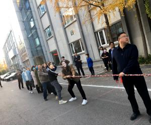东豪集团公司开展拔河比赛